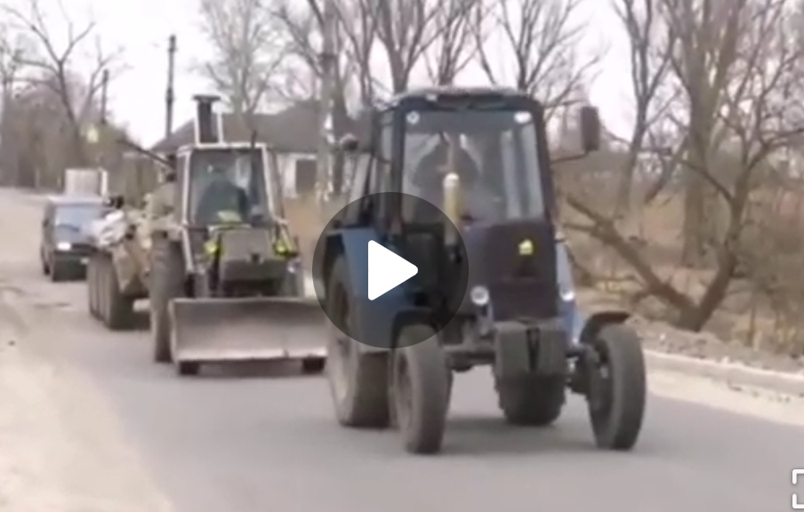 Ukraynalı çiftçiler Rus askerlerinin bıraktığı tankları topluyor